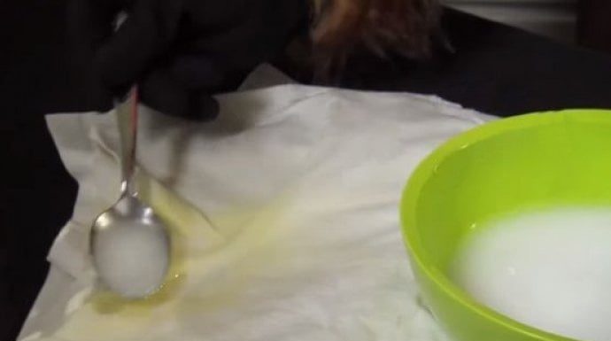 NIKADA SE NE BI SJETILI: Sve fleke sa odjeće skida 1 sredstvo, svi ga imamo u kući