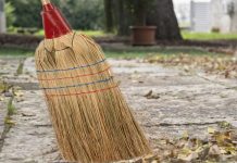 Gdje držite metlu? Ako je na ovom mjestu, tjerate novac iz kuće, bolje je odmah je sklonite