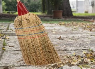 Gdje držite metlu? Ako je na ovom mjestu, tjerate novac iz kuće, bolje je odmah je sklonite