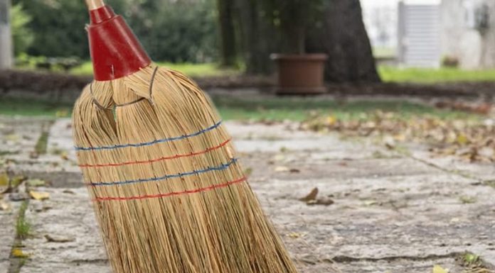 Gdje držite metlu? Ako je na ovom mjestu, tjerate novac iz kuće, bolje je odmah je sklonite