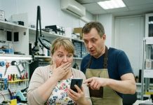 Dala je telefon pokojnog muža na popravak, a poruka koju je majstor otkrio zauvijek je promijenila njen svijet…