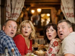 Vratila se na sastanak bivših učenika nakon 25 godina, a njihovi osmesi su nestali kad su je videli”