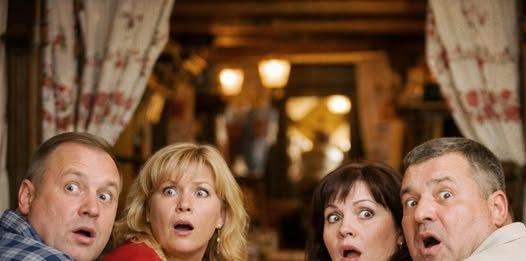 Vratila se na sastanak bivših učenika nakon 25 godina, a njihovi osmesi su nestali kad su je videli”