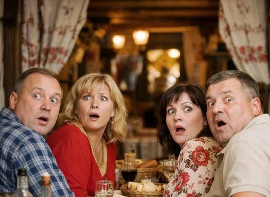 Vratila se na sastanak bivših učenika nakon 25 godina, a njihovi osmesi su nestali kad su je videli”