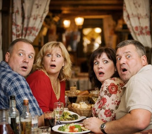 Vratila se na sastanak bivših učenika nakon 25 godina, a njihovi osmesi su nestali kad su je videli”