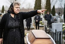 Tokom sahrane mog dvomjesečnog sina, svekrva je rekla da se sve desilo zbog mene, a u odgovoru je moja starija kćerka iznenada šapnula: “Mama, mogu li ti reći šta je baka radila s bratom?” 😨😱