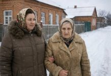 Majka djece primila je usamljenu stariju ženu s ulice i dopustila joj da ostane u svom domu. Ali ujutro se ispred njihovog dvorišta zaustavio skupi auto sa osiguranjem – a onda se dogodilo nešto što je sve ostavilo u šoku 😱😨