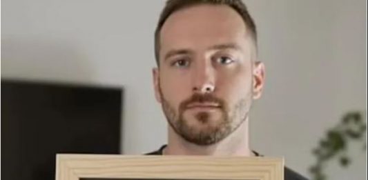 Sin je 3 dana posle smrti majke otvorio njenu fioku I pronašao pismo koje mu je promenilo sudbinu: sledio se kad je pročitao poruku, ono što je usledilo šokira