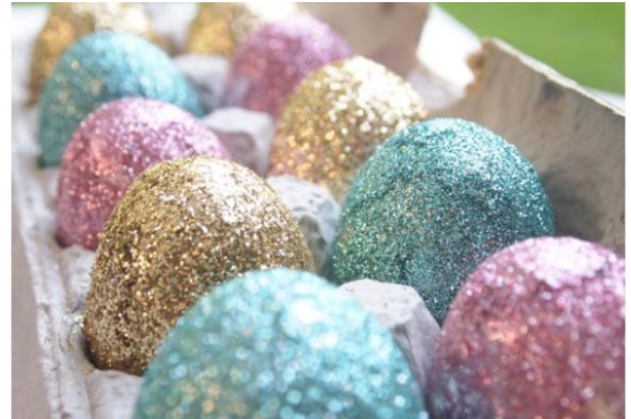 Zaboravite na lukovinu, travu i čarape: Ovog Uskrsa hit su svetlucava jaja, a treba vam samo 1 namirnica