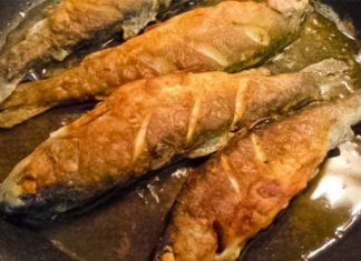 Kuhari ribu ne stavljaju u brašno, UVALJAJU JE U OVU NAMIRNICU: Ulje nikad ne prska, a ukus je bolji 10 puta