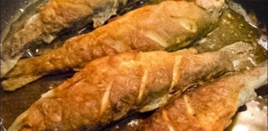 Kuhari ribu ne stavljaju u brašno, UVALJAJU JE U OVU NAMIRNICU: Ulje nikad ne prska, a ukus je bolji 10 puta