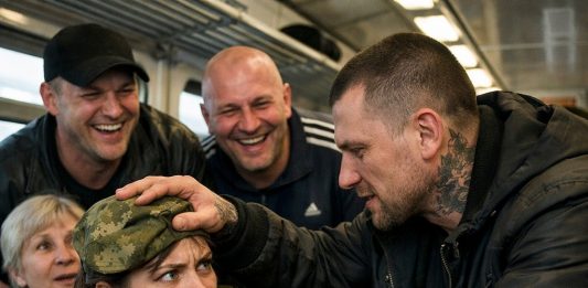 Borba za život: Kako je hrabra vojna policajka obranila sebe i putnike od nasilnih kriminalaca na vozu