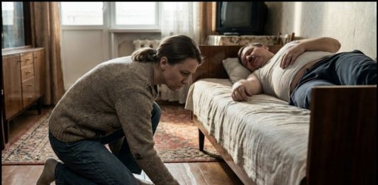 Škripanje u Tami: Zvučni Tragovi Prošlosti