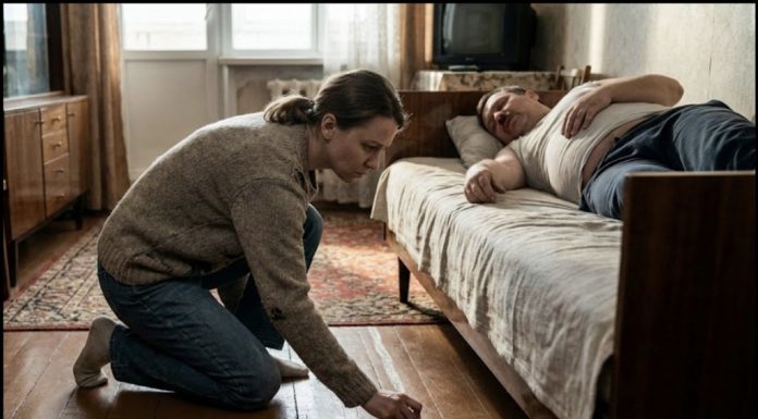 Škripanje u Tami: Zvučni Tragovi Prošlosti