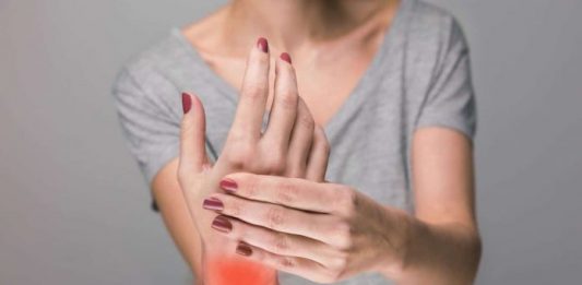 ŽENA PODIJELILA RECEPT: “Uz pomoć ovoga sam izliječila REUMU i trnjenje ruku!