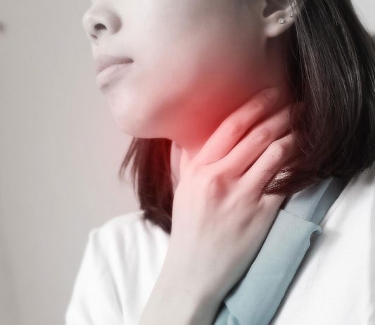 9 uzroka nakupljanja sluzi u grlu i kako je se učinkovito i prirodno riješiti