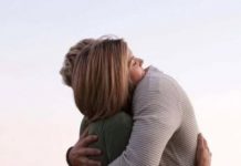 Kada te muškarac pritisne uz sebe… šta to znači?
