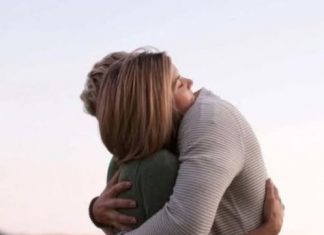 Kada te muškarac pritisne uz sebe… šta to znači?