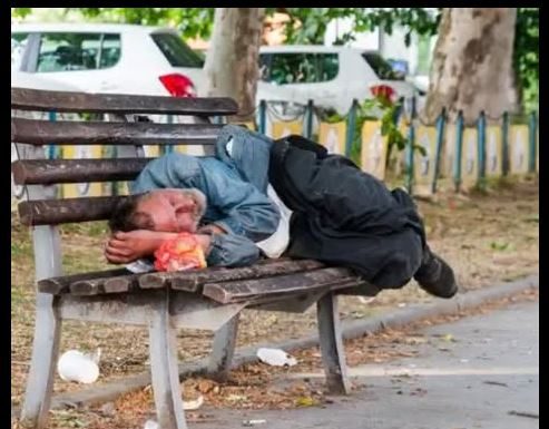 DEVOJKA IZ NOVOG SADA UDELILA BESKUĆNIKU, kad je progovorio shvatila je ko je iza izmučenog lica: UKOPALA SE U MESTU