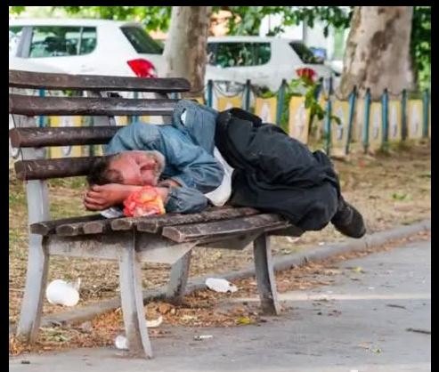 DEVOJKA IZ NOVOG SADA UDELILA BESKUĆNIKU, kad je progovorio shvatila je ko je iza izmučenog lica: UKOPALA SE U MESTU