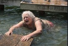 Unuk je gurnuo babu u jezero, dobro znajući da ona ne zna da pliva i da se boji vode, samo da bi se zabavljao: rodbina je stajala pored, smejala se, ali niko od njih nije ni slutio šta će ova žena uraditi čim izađe iz vode 😢😱