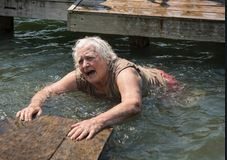 Unuk je gurnuo babu u jezero, dobro znajući da ona ne zna da pliva i da se boji vode, samo da bi se zabavljao: rodbina je stajala pored, smejala se, ali niko od njih nije ni slutio šta će ova žena uraditi čim izađe iz vode 😢😱