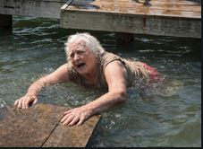 Unuk je gurnuo babu u jezero, dobro znajući da ona ne zna da pliva i da se boji vode, samo da bi se zabavljao: rodbina je stajala pored, smejala se, ali niko od njih nije ni slutio šta će ova žena uraditi čim izađe iz vode 😢😱