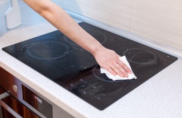 ŽENA PODIJELILA TRIK I ODUŠEVILA SVE: Evo kako se čisti keramička ploča, zaboravite na kupovna sredstva – OVAKO ĆE BITI BLISTAVA I BEZ MRLJE (RECEPT)