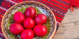 Najboji prirodni način farbanja jaja u jarko crvenu star 50 godina: Samo 1 namirnica vam je potrebna