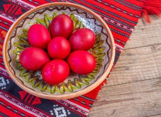 Najboji prirodni način farbanja jaja u jarko crvenu star 50 godina: Samo 1 namirnica vam je potrebna