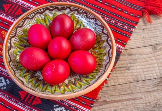 Najboji prirodni način farbanja jaja u jarko crvenu star 50 godina: Samo 1 namirnica vam je potrebna