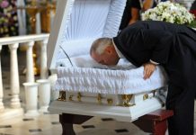 Mnogi to rade na sahrani, ali da li je sigurno? Da li se treba poljubiti preminula osoba na sahrani?