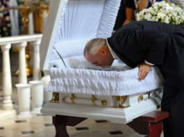 Mnogi to rade na sahrani, ali da li je sigurno? Da li se treba poljubiti preminula osoba na sahrani?