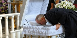 Mnogi to rade na sahrani, ali da li je sigurno? Da li se treba poljubiti preminula osoba na sahrani?