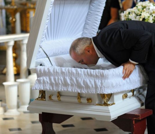 Mnogi to rade na sahrani, ali da li je sigurno? Da li se treba poljubiti preminula osoba na sahrani?