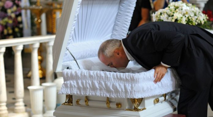 Mnogi to rade na sahrani, ali da li je sigurno? Da li se treba poljubiti preminula osoba na sahrani?