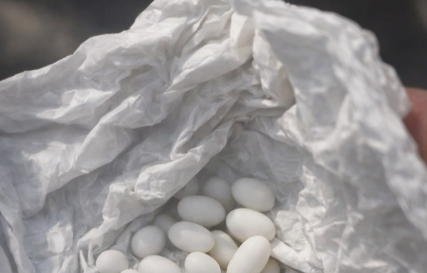 Pronašla sam čudne bijele kuglice u ruksaku svog 15-godišnjeg sina: on kaže da su to samo bomboni, ali mu ne vjerujem 😕