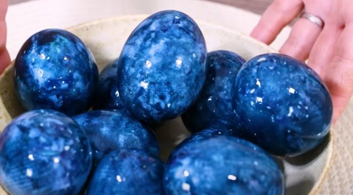 ŽENA OFARBALA JAJA NA POTPUNO PRIRODAN NAČIN I ODUŠEVILA: Za “Zvezdano nebo” su vam potrebna samo ova 2 čaja