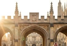 Izbacili su je jer je “neplodna”, a pet godina kasnije kleknuli su pred njenom djecom