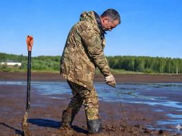 Ribar izvukao žicu i iz blata izvukao predmet vrlo čudnog oblika: Kada je oprao pronalazak iz blata, šokirao se kad je shvatio o čemu se radi 😱😨