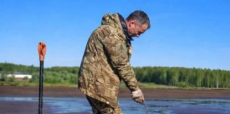 Ribar izvukao žicu i iz blata izvukao predmet vrlo čudnog oblika: Kada je oprao pronalazak iz blata, šokirao se kad je shvatio o čemu se radi 😱😨