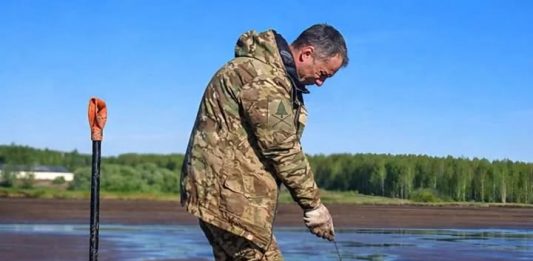 Ribar izvukao žicu i iz blata izvukao predmet vrlo čudnog oblika: Kada je oprao pronalazak iz blata, šokirao se kad je shvatio o čemu se radi 😱😨