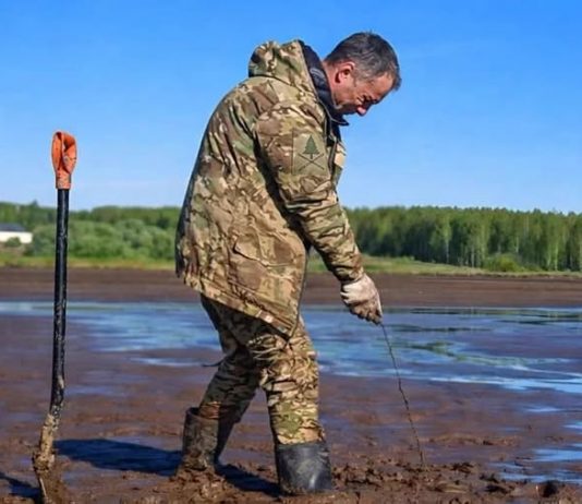 Ribar izvukao žicu i iz blata izvukao predmet vrlo čudnog oblika: Kada je oprao pronalazak iz blata, šokirao se kad je shvatio o čemu se radi 😱😨