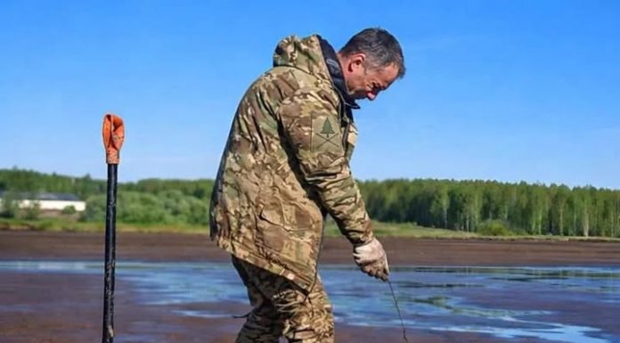 Ribar izvukao žicu i iz blata izvukao predmet vrlo čudnog oblika: Kada je oprao pronalazak iz blata, šokirao se kad je shvatio o čemu se radi 😱😨