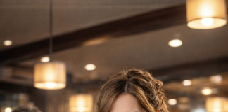 Bogati čovek gledao je majku kako glumi da je sita dok deli jedan burger deci — a onda im je tiho promenio život