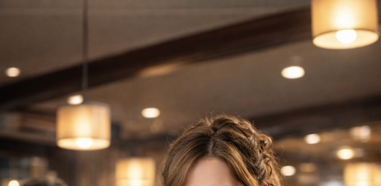 Bogati čovek gledao je majku kako glumi da je sita dok deli jedan burger deci — a onda im je tiho promenio život