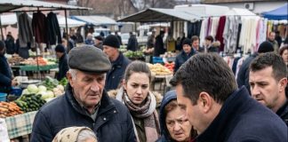 Baka Mara je na pijaci prodavala sir kako bi pomogla unuku, ali ono što je rekla jedna djevojčica natjeralo je ljude da zastanu i zaplaču