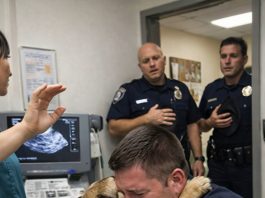 Policajac se sagnuo i zagrlio svog službenog psa dok je veterinar pripremao posljednju injekciju za nju, ali u posljednjem trenutku pas je učinio nešto zbog čega su svi u sobi ostali ukočeni od šoka😲😱
