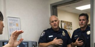 Policajac se sagnuo i zagrlio svog službenog psa dok je veterinar pripremao posljednju injekciju za nju, ali u posljednjem trenutku pas je učinio nešto zbog čega su svi u sobi ostali ukočeni od šoka😲😱