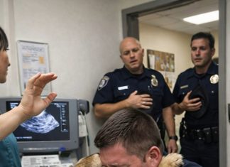 Policajac se sagnuo i zagrlio svog službenog psa dok je veterinar pripremao posljednju injekciju za nju, ali u posljednjem trenutku pas je učinio nešto zbog čega su svi u sobi ostali ukočeni od šoka😲😱